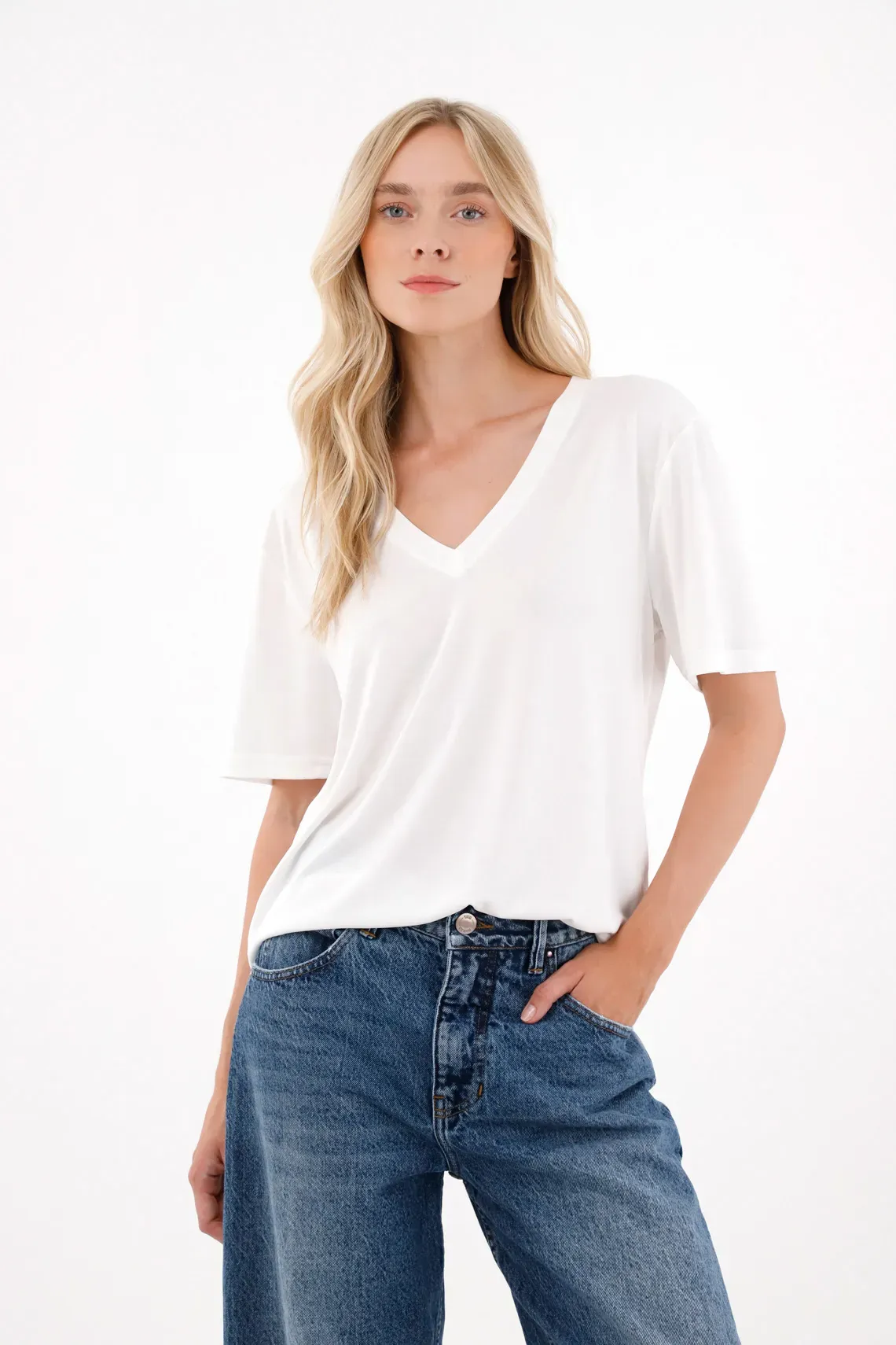 Camiseta con cuello en V crudo para mujer